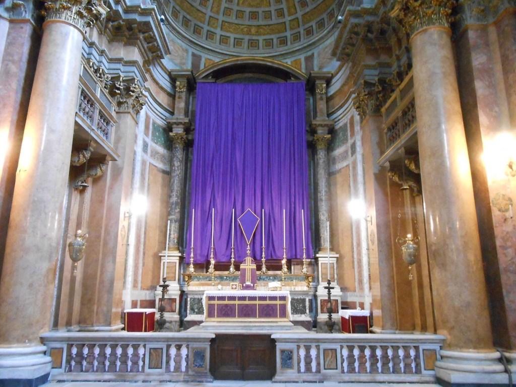 La velatura delle croci e delle immagini. Riflessione storica e ipotesi su origine e&nbsp;simbolismo.